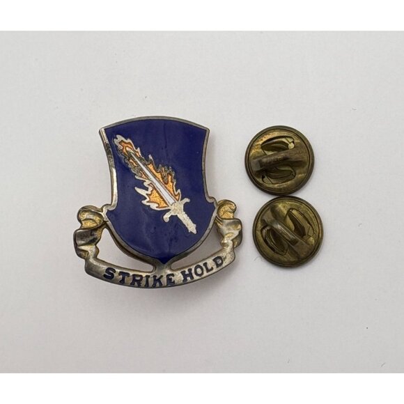 1960s Strike Hold Crest 504th PIR Parachute Infantry US Army Hat Lapel Pin - Picture 7 of 7
